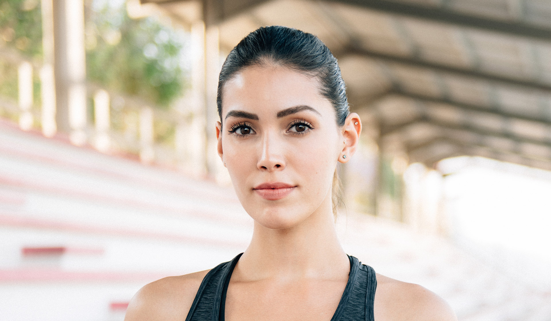 CUBE Cube River Düsseldorf Heinrichstraße Apartments junge sportliche Frau Portrait