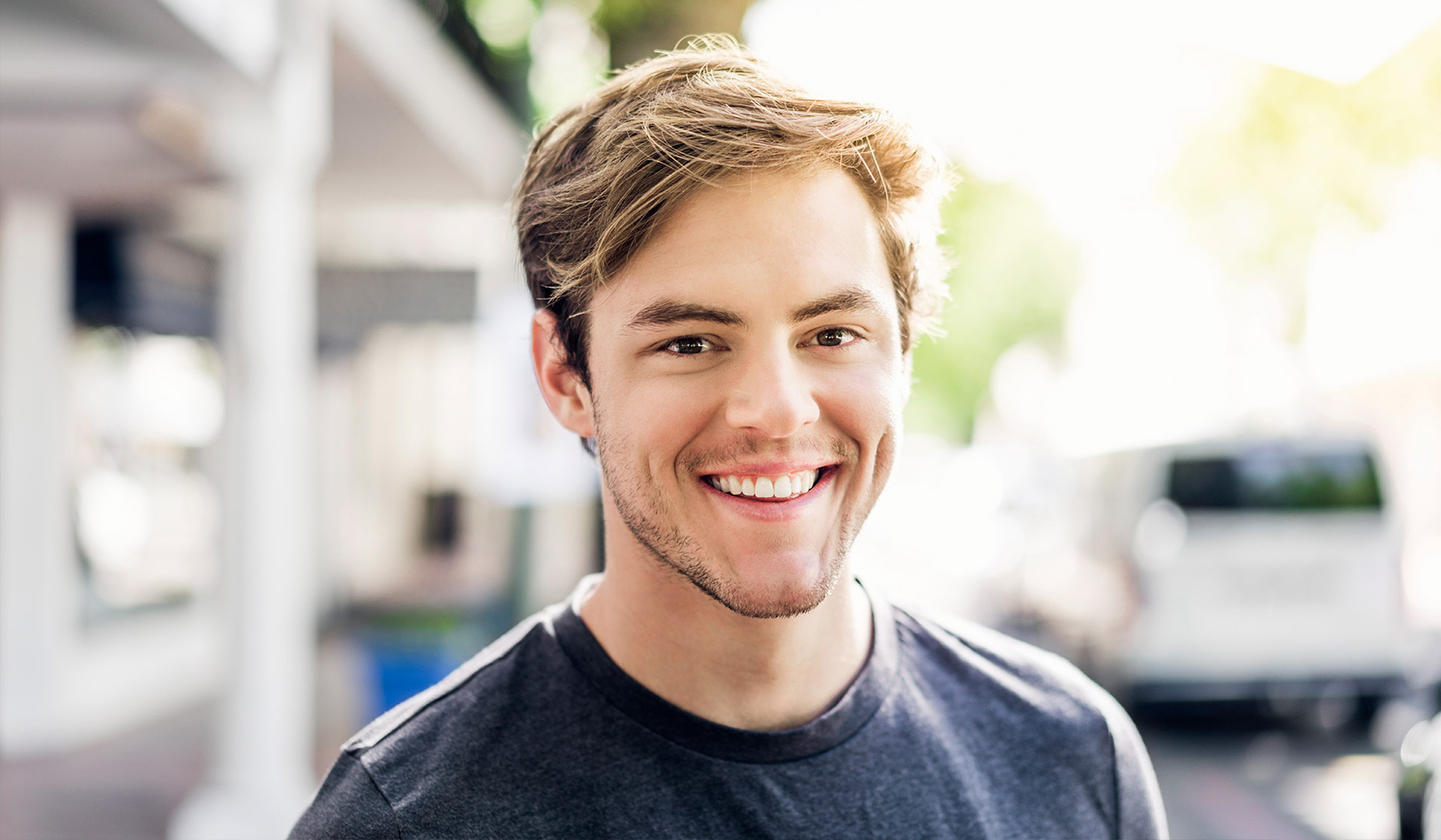 CUBE Cube River Düsseldorf Heinrichstraße Apartments junger freundlicher Mann Portrait