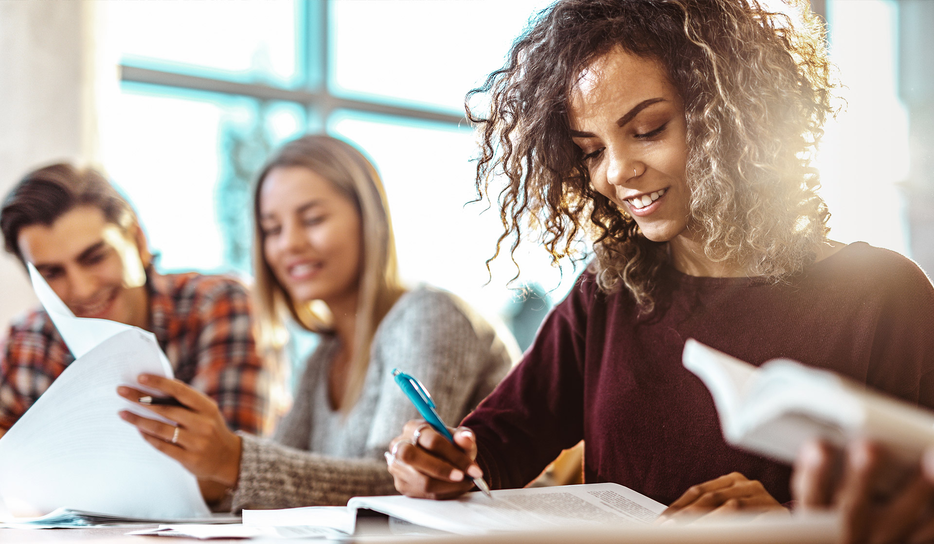 CUBE Cube River Düsseldorf Heinrichstraße Apartments Stundenten lernen zusammen