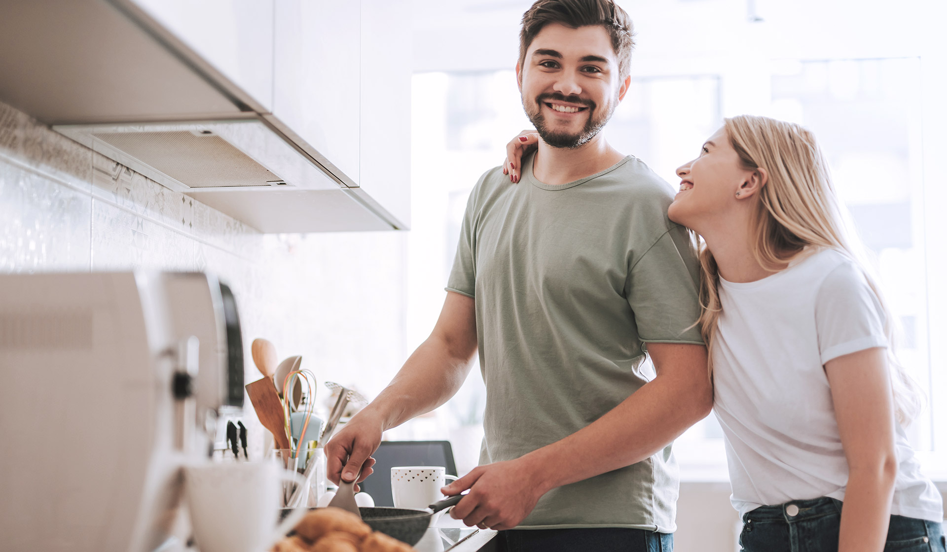 CUBE Cube River Düsseldorf Heinrichstraße Apartments Pärchen kocht gemeinsam