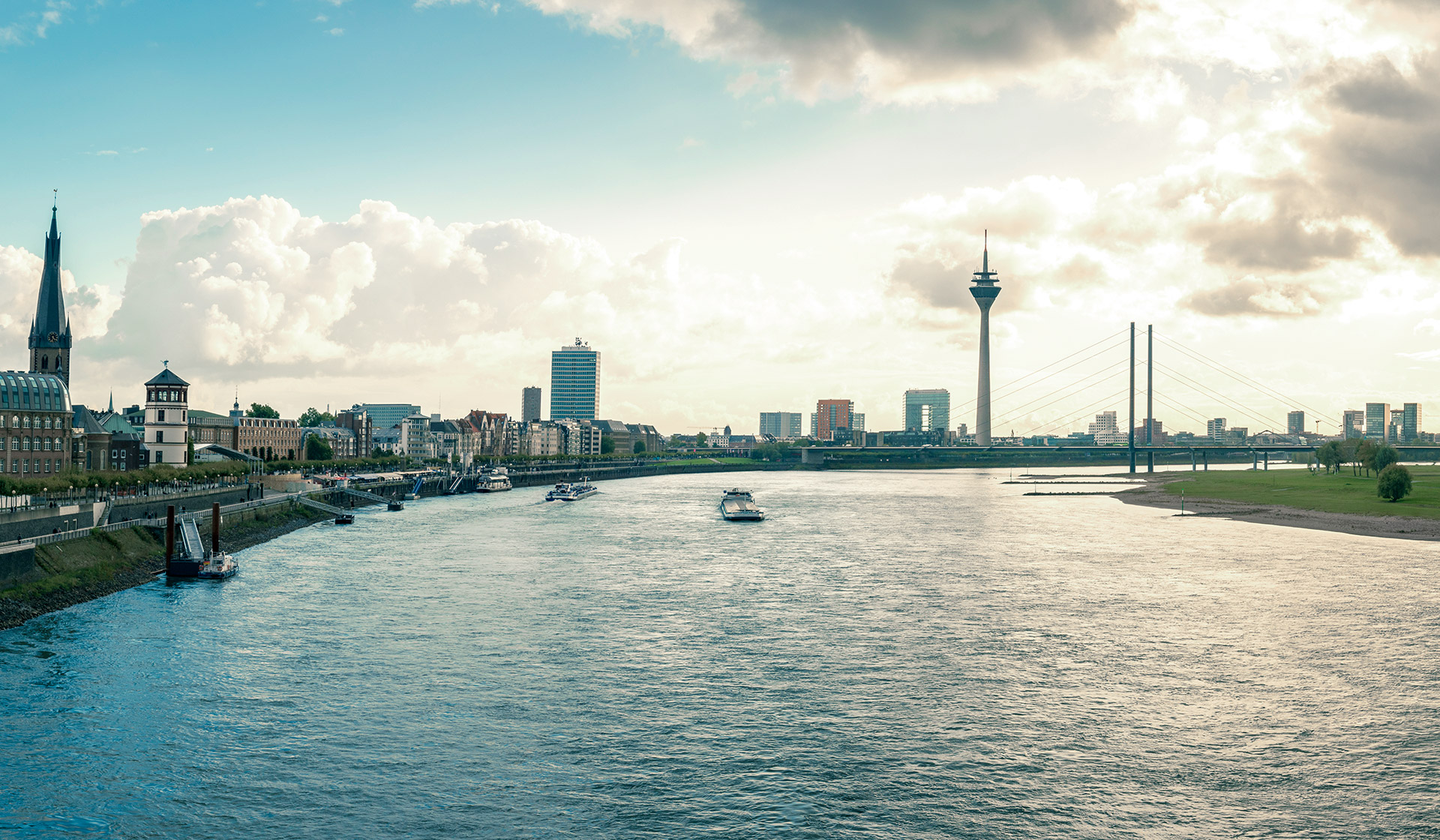 CUBE Cube River Düsseldorf Heinrichstraße Apartments Blick auf Rhein Fernsehturm